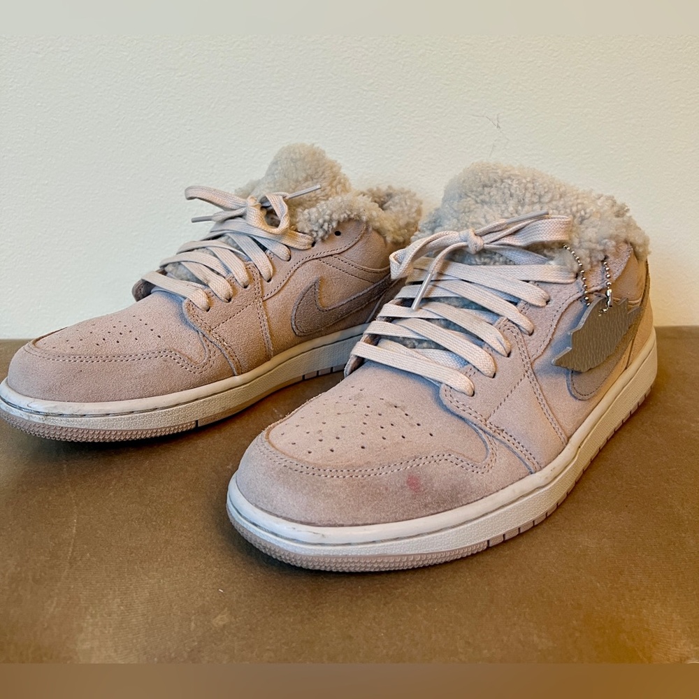 AIR JORDAN WOMENS 1 LOW SE SHERPA FLEECE {10.5} - Picture 2 of 7